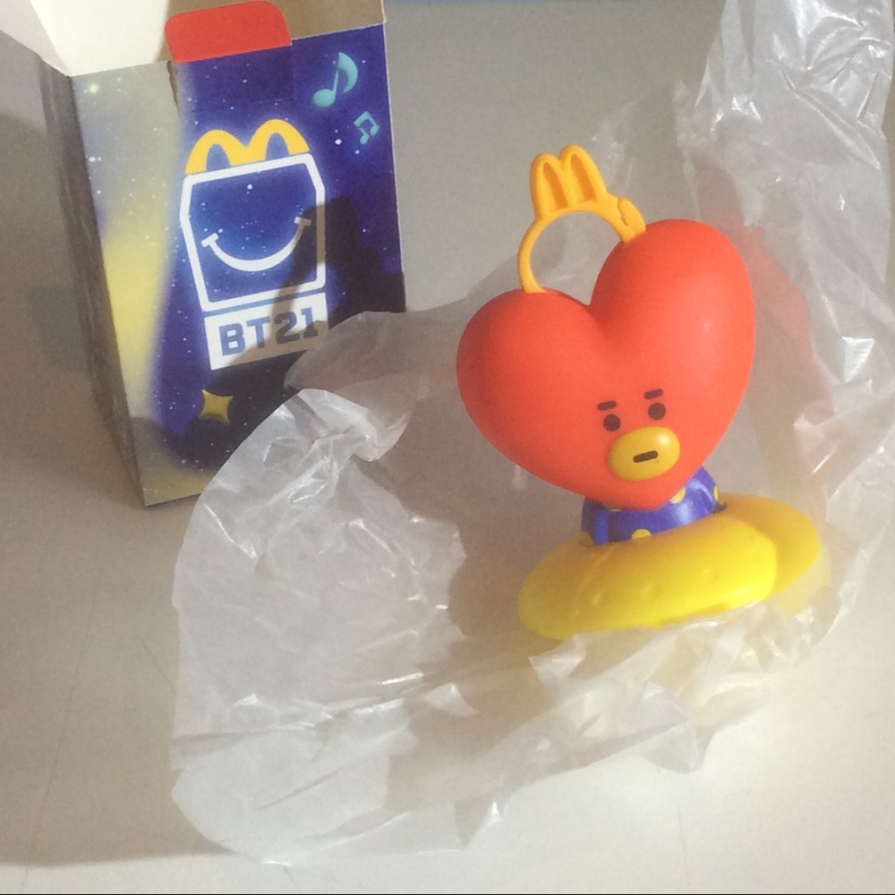 McDonald's BT21 TATA Happy Meal BTS V Taehung Red Heart K-Pop Singer Toy w/ Box